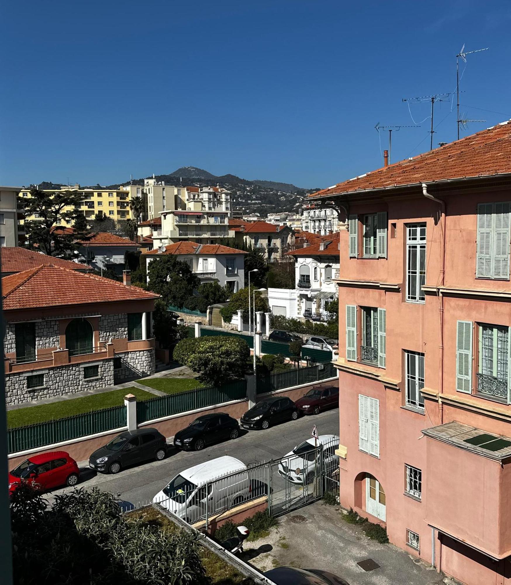Chic Renovated 2 Bedroom Entire Or Only Private In Liberation In With Garage On Demand, Ac, Wi-fi And Tram Access Appartement