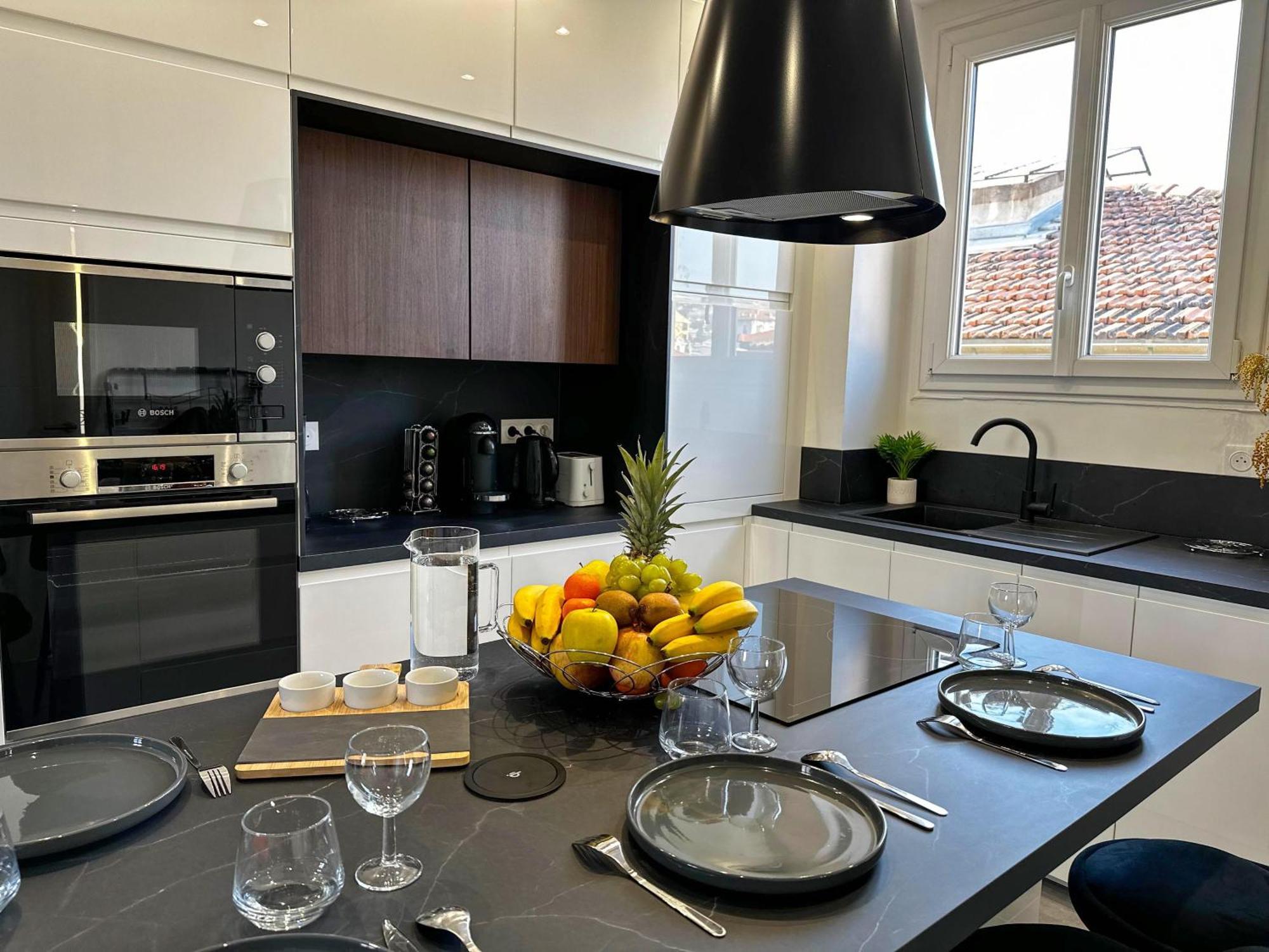 Chic Renovated 2 Bedroom Entire Or Only Private In Liberation In With Garage On Demand, Ac, Wi-fi And Tram Access Appartement Nice