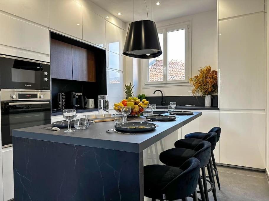Chic Renovated 2 Bedroom Entire Or Only Private In Liberation In With Garage On Demand, Ac, Wi-fi And Tram Access Appartement *