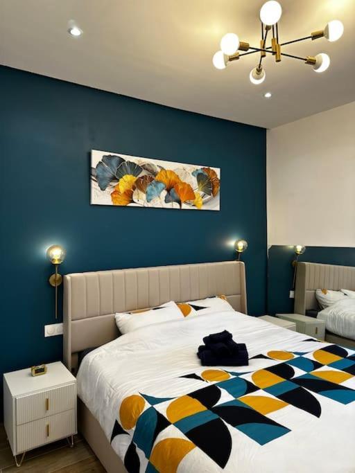 Appartement Chic Renovated 2 Bedroom Entire Or Only Private In Liberation In With Garage On Demand, Ac, Wi-fi And Tram Access *